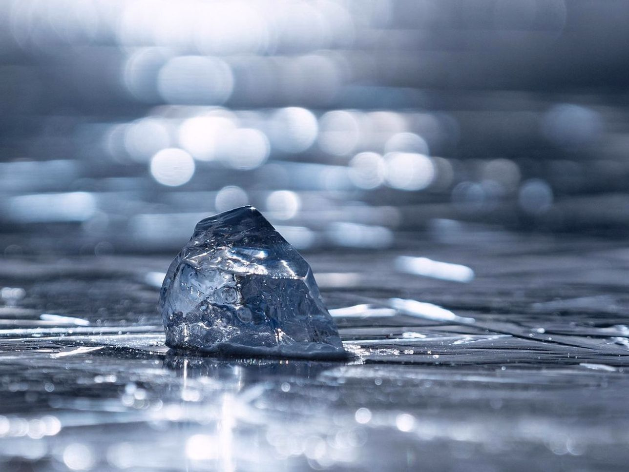 Una bahía helada en luz de mañana con espesor de hielo seguro