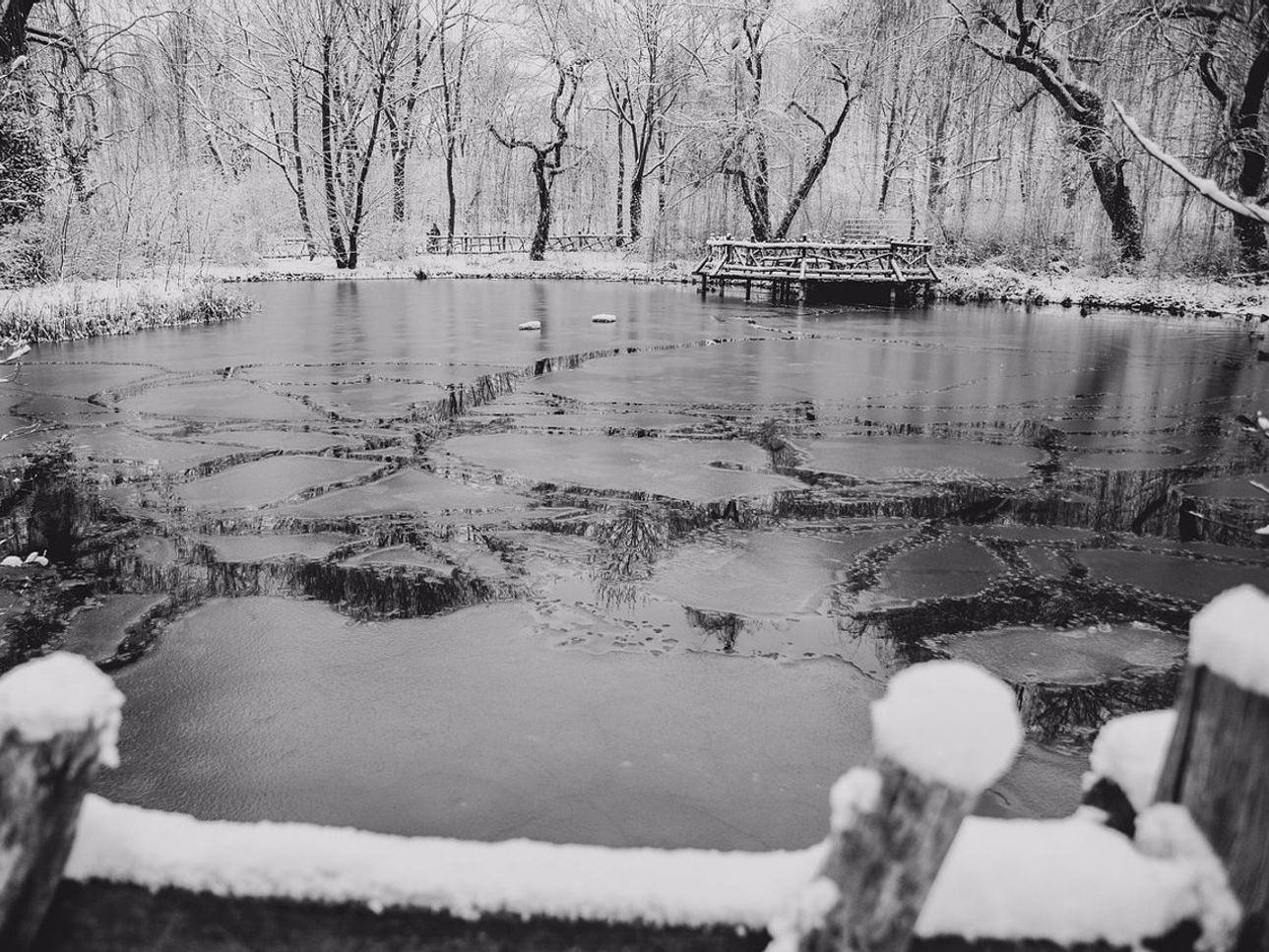 Equipos de pesca en hielo listos junto al lago bajo el hielo